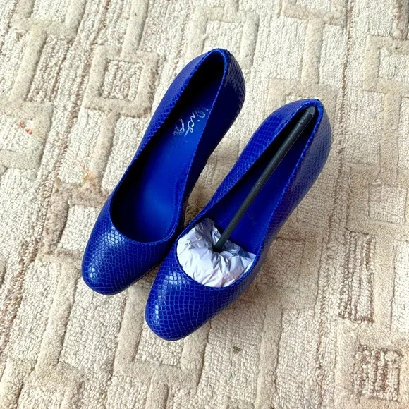NIB Alice & Olivia Larimore Leather Platform Pumps